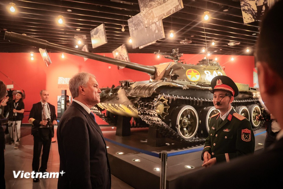 Легендарный танк таранит ворота Дворца независимости, завершая операцию «Хо Ши Мин». (Фото: ВИА)