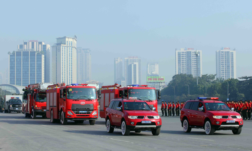 Колонна пожарно-спасательной техники участвует в параде специальной техники Министерства общественной безопасности на церемонии. (Фото: ВИА)