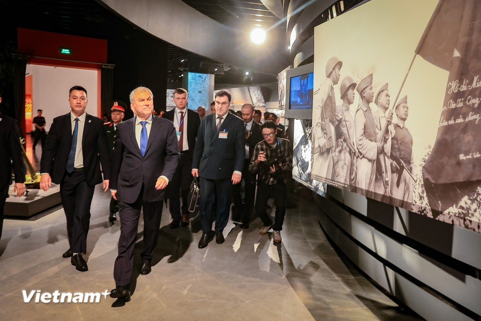 Председатель Государственной Думы Федерального Собрания Российской Федерации и делегация Российской Федерации посещают Военно-исторический музей Вьетнама. (Фото: ВИА)