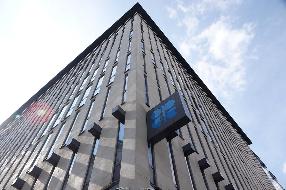 2 ноября 2025 года Организация стран – экспортёров нефти (ОПЕК) объявила, что восемь участников группы ОПЕК+ увеличат квоты добычи нефти на 137 тысяч баррелей в сутки в декабре, но затем приостановят рост добычи в первом квартале 2026 года. На фото: штаб-квартира ОПЕК в Вене, Австрия. (Фото: Синьхуа/ВИА)