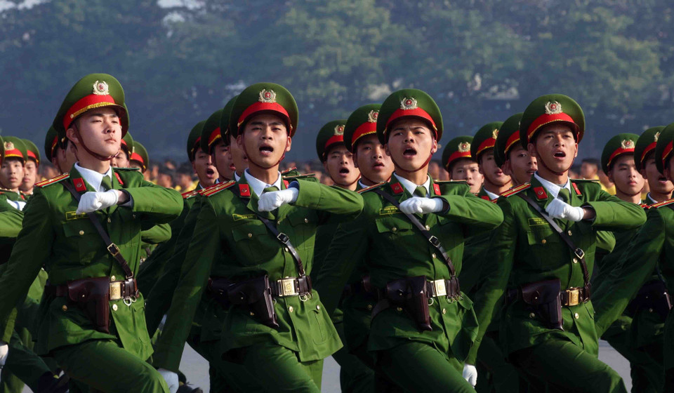 Мужская колонна офицеров Народной полиции участвует в строевом смотре на церемонии. (Фото: ВИА)