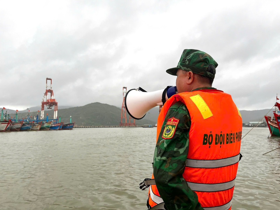 Пограничные войска провинции Жалай обращаются к рыбацким судам и рыбакам с призывом вернуться в порт, чтобы укрыться от тайфуна. (Фото: ВИА)