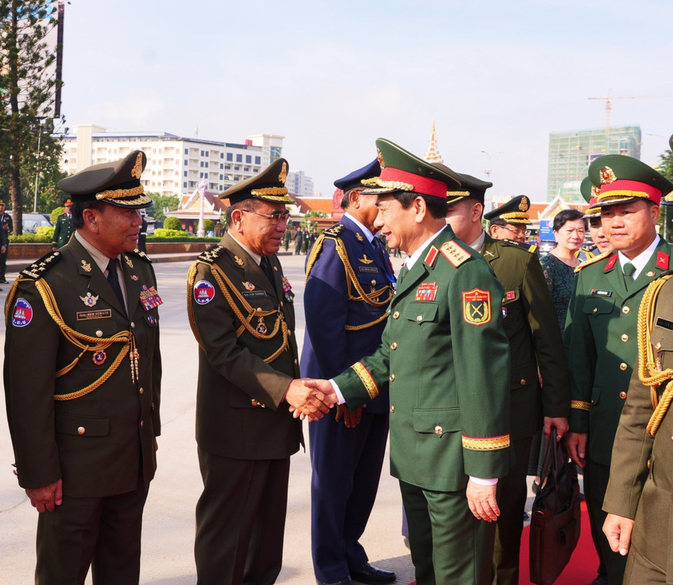 Церемония встречи генерала армии Фан Ван Жанга, министра национальной обороны Вьетнама, в международном пункте пропуска Бавет (Камбоджа). (Фото: ВИА)