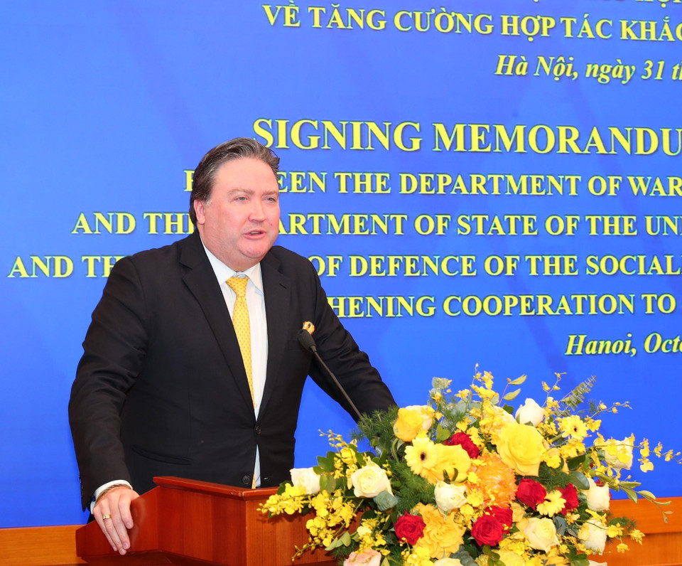 Посол США во Вьетнаме Марк Кнаппер выступает на церемонии подписания. (Фото: ВИА)