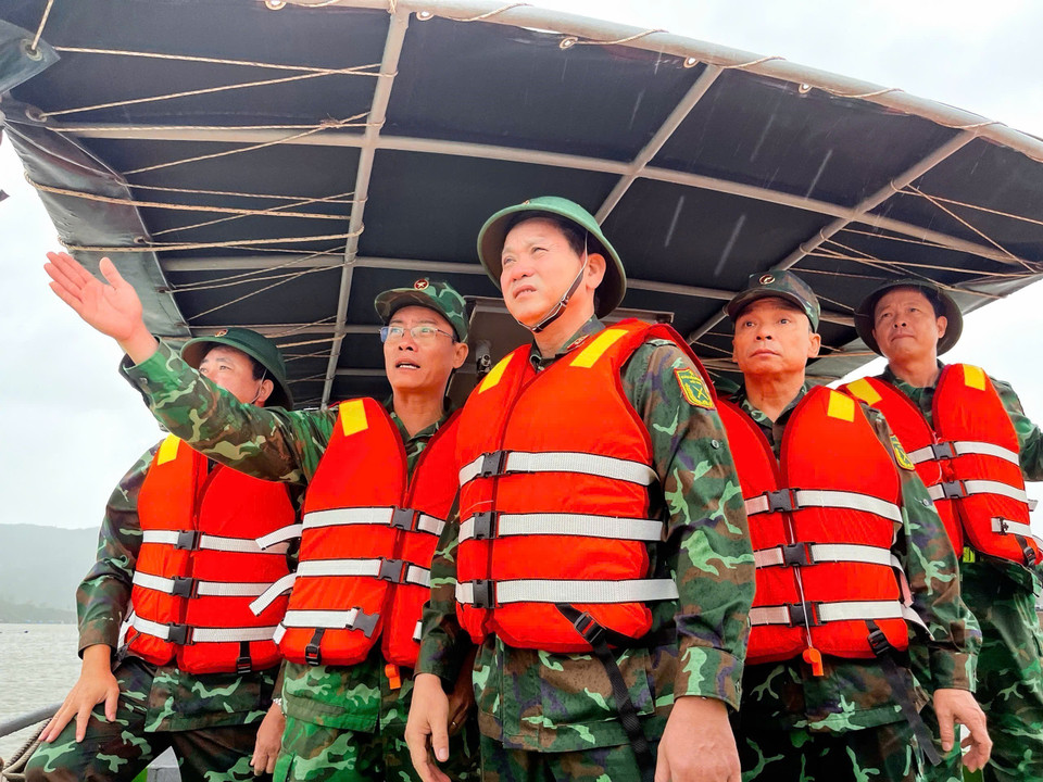 Генерал-лейтенант Ле Нгок Хай, командующий Пятым военным округом, инспектирует подготовку к тайфуну в рыбацком порту Куинён. (Фото: ВИА)