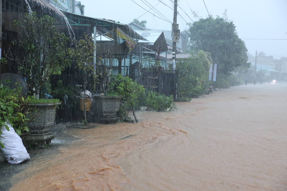 Вода затопила дома жителей в общине Хьепдык города Дананг. (Фото: ВИА)