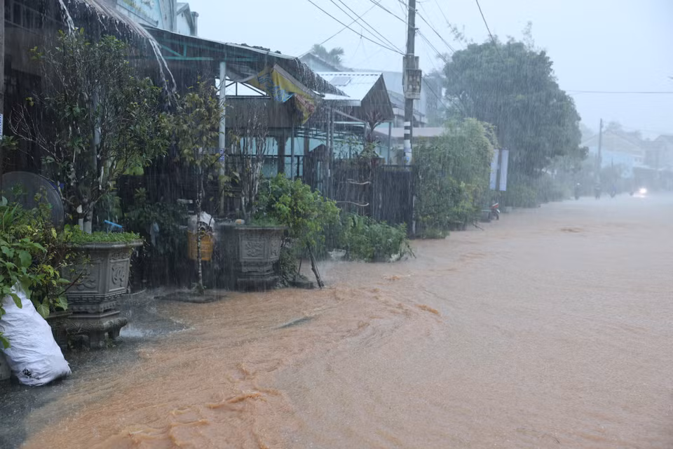 Вода затопила дома жителей в общине Хьепдык города Дананг. (Фото: ВИА)
