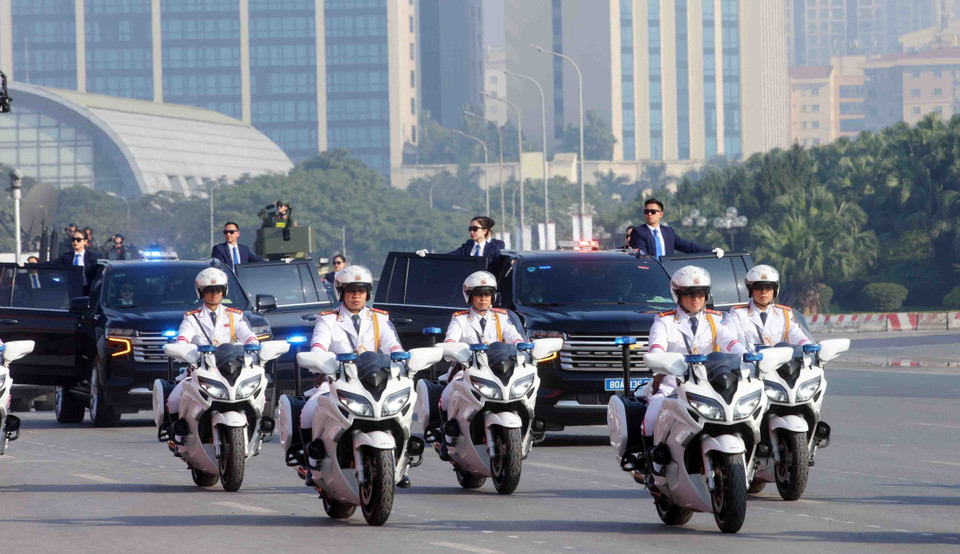 Колонна автомобилей охраны и сопровождения руководителей Партии, Государства и международных делегаций участвует в параде специальной техники Министерства общественной безопасности. (Фото: ВИА)