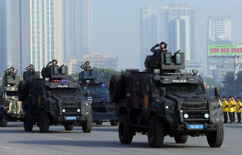 Колонна боевых и антитеррористических машин, а также бронеавтомобилей спецназа полиции участвует в параде специальной техники Министерства общественной безопасности на церемонии. (Фото: ВИА)