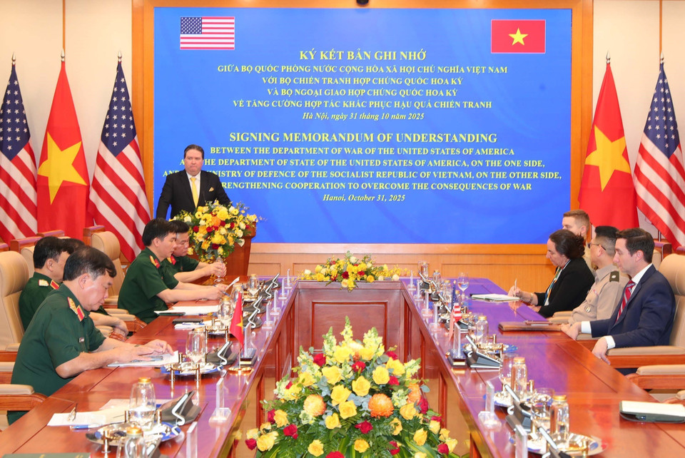 Посол США во Вьетнаме Марк Кнаппер выступает на церемонии подписания. (Фото: ВИА)