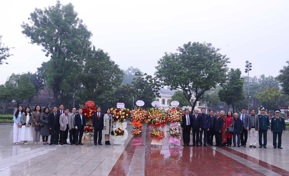 Многочисленные жители принимают участие в церемонии возложения цветов к памятнику В. И. Ленину. (Фото: ВИА)