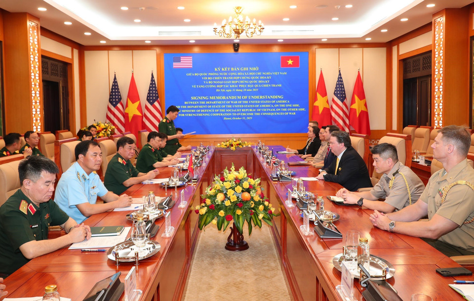 Делегаты присутствуют на церемонии подписания. (Фото: ВИА)