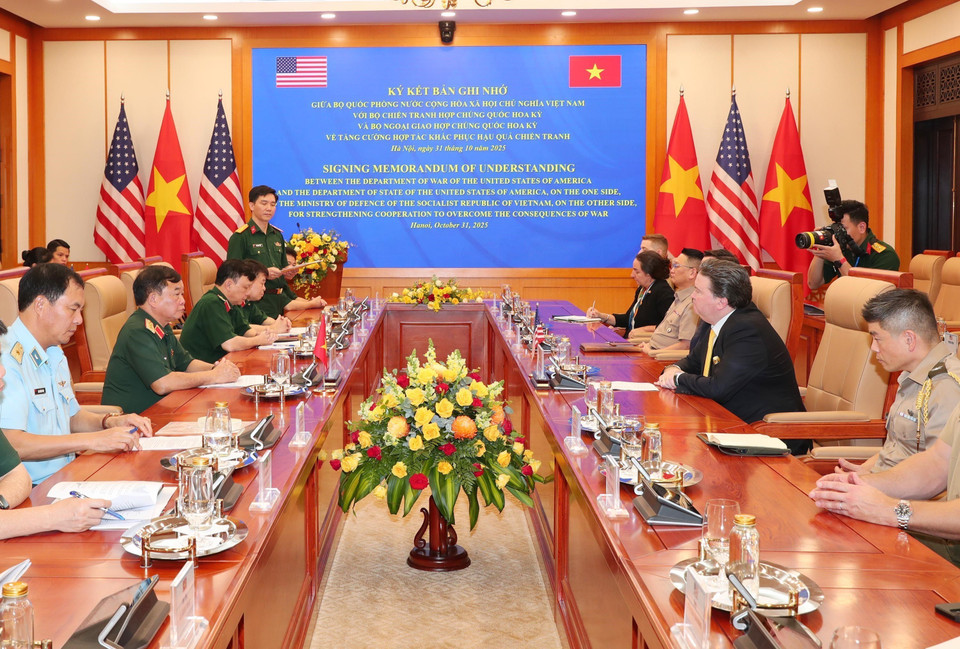 Делегаты присутствуют на церемонии подписания. (Фото: ВИА)