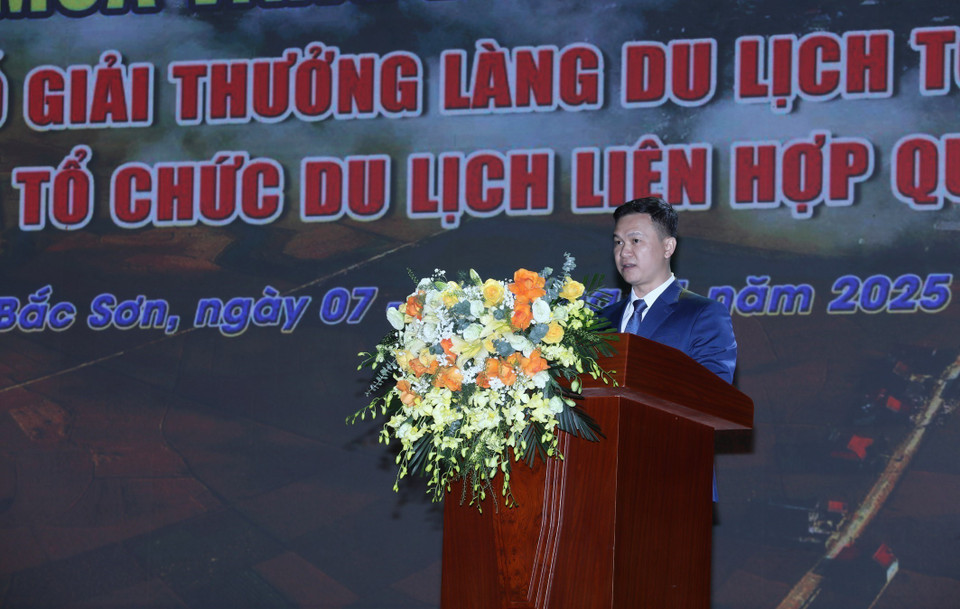 Председатель Народного комитета общины Бакшон Чинь Минь Туан выступает с приветственной речью на церемонии открытия туристического фестиваля “Золотой сезон в Бакшоне – 2025”. (Фото: ВИА)