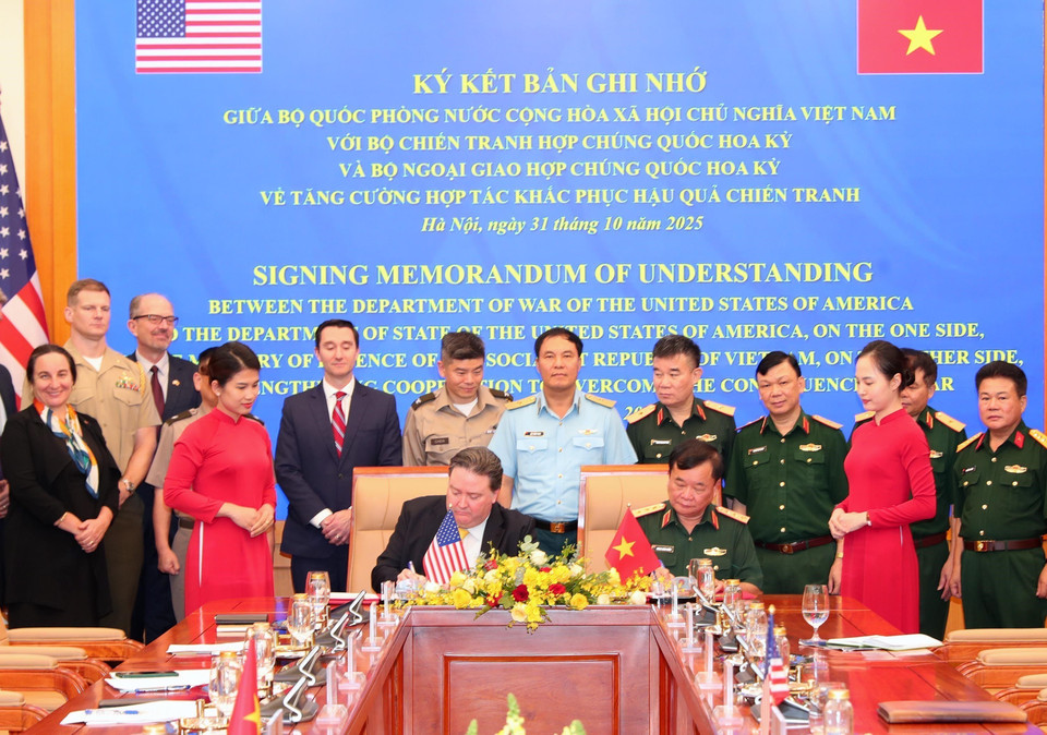 Генерал-полковник Хоанг Суан Тьен, заместитель министра национальной обороны, и Посол США во Вьетнаме Марк Кнаппер подписывают Меморандум о взаимопонимании. (Фото: ВИА)