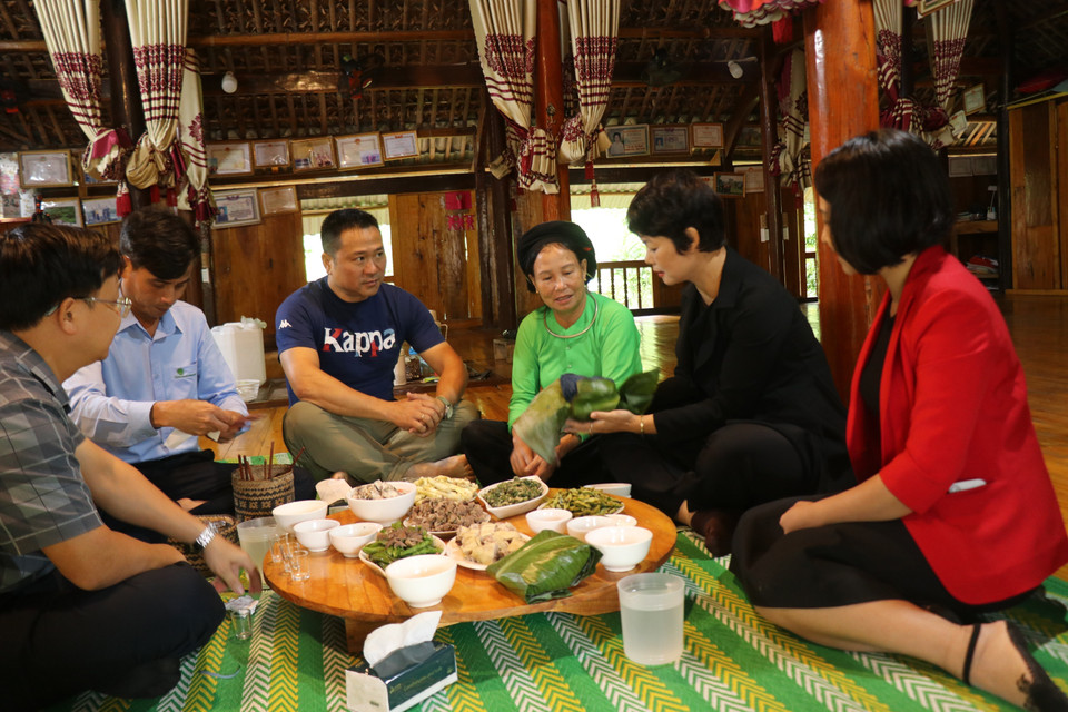 Туристы наслаждаются гастрономической культурой народности Тэй в Нгиадо. (Фото: ВИА)