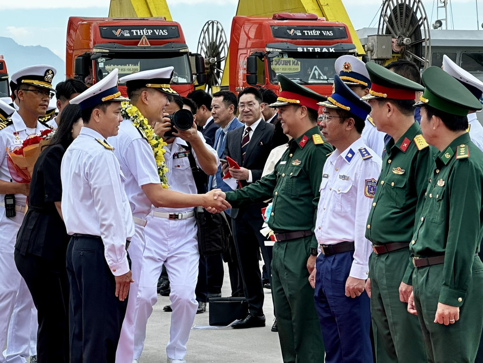 Церемония встречи офицеров и матросов учебного корабля ВМС Республики Корея, прибывших с дружественным визитом в город Дананг. (Фото: ВИА)
