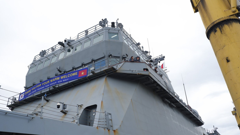 Учебный корабль ROKS Hansando имеет водоизмещение 4 500 тонн, длину 142 м, высоту 18 м и оснащён современными стелс-технологиями, позволяющими минимизировать различные типы излучаемых сигналов. (Фото: tienphong.vn)