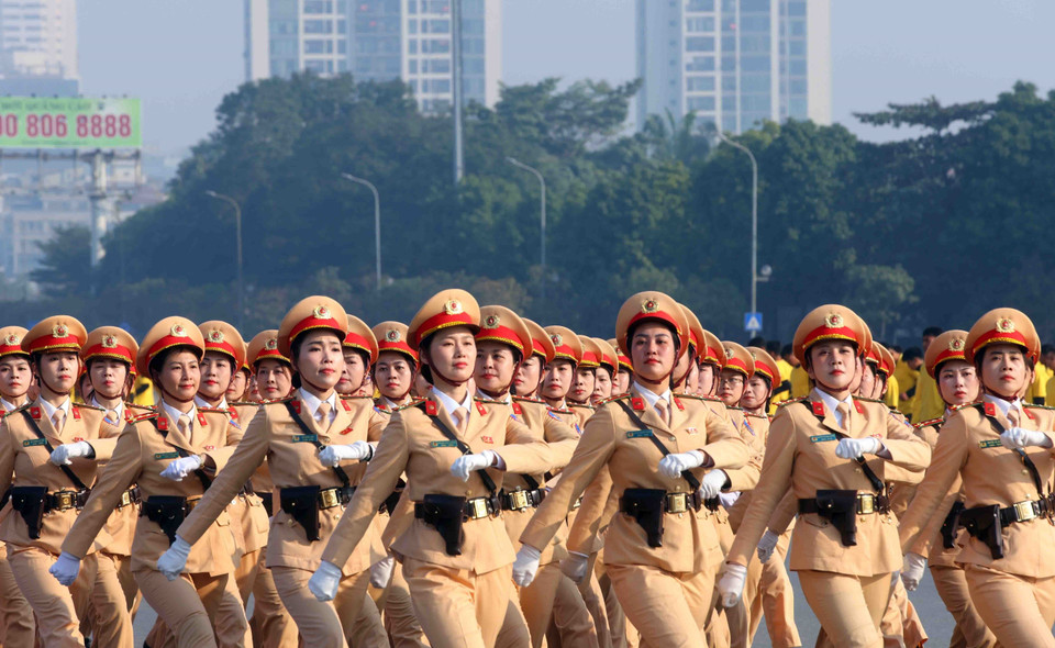Женская колонна дорожной полиции участвует в строевом смотре на церемонии. (Фото: ВИА)