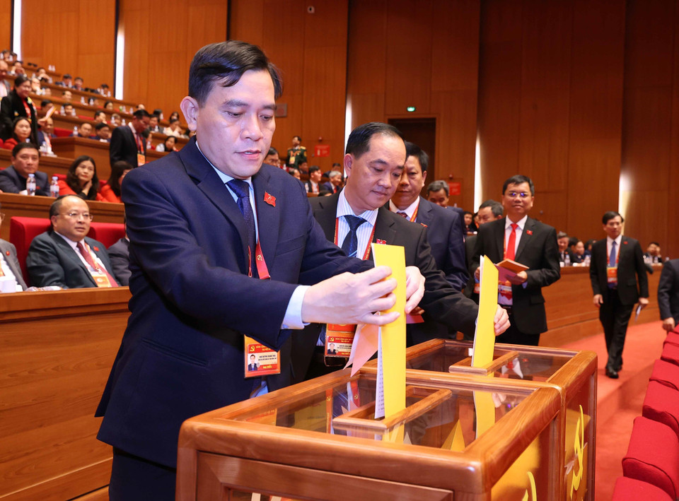 Делегаты голосуют за избрание Центрального комитета КПВ XIV созыва. (Фото: ВИА)