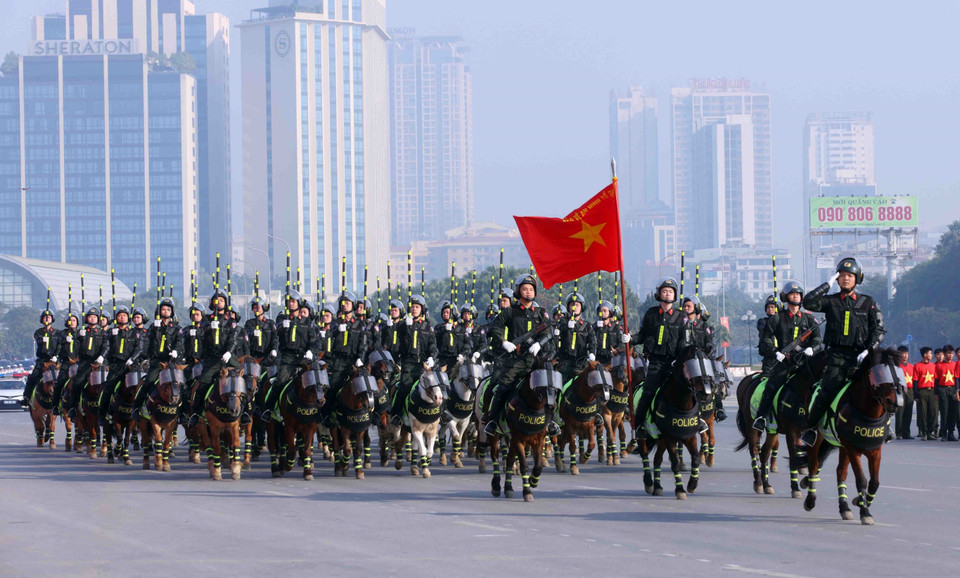Колонна конной мобильной полиции участвует в строевом смотре. (Фото: ВИА)
