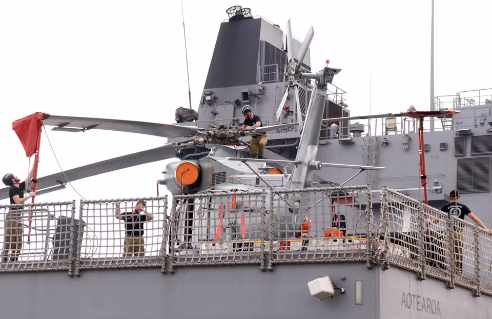 Моряки судна HMNZS Aotearoa проводят техническое обслуживание вертолёта сразу после прибытия в порт города Хошимин. (Фото: ВИА)