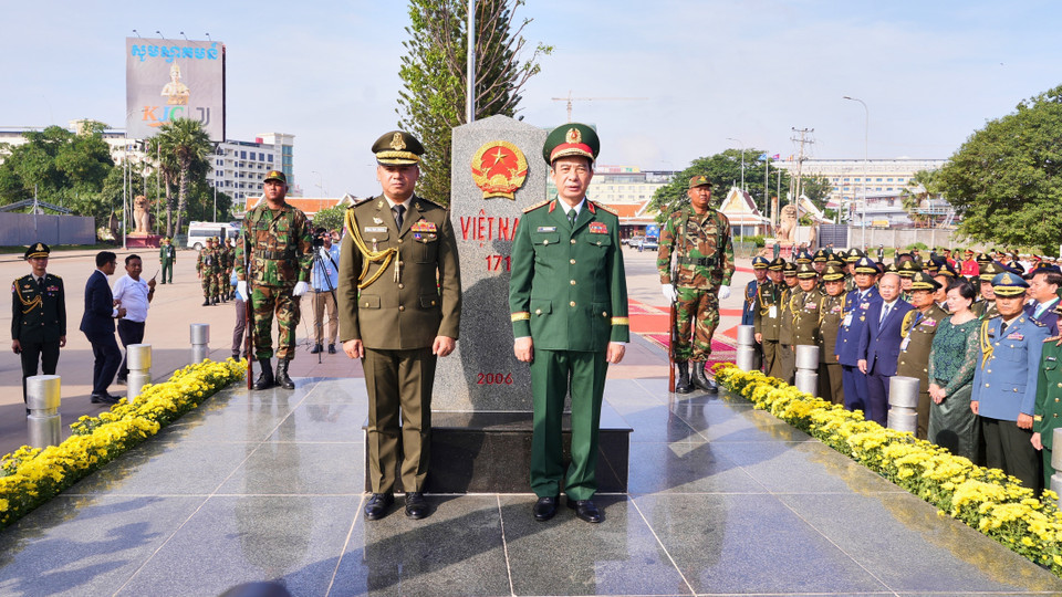 Генерал армии Фан Ван Жанг, министр национальной обороны Вьетнама, и генерал армии Тиа Сеиа, заместитель премьер-министра, министр национальной обороны Королевства Камбоджа, делают памятный снимок у пограничного столба №171 в международном пункте пропуска Бавет (Камбоджа). (Фото: ВИА)