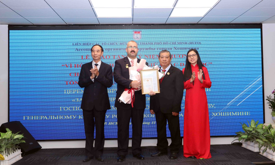 Делегаты поздравляют господина Тимура Сирожевича, Генерального консула Российской Федерации в городе Хошимине, с награждением памятной медалью “За мир и дружбу между народами” Союза организаций дружбы Вьетнама. (Фото: ВИА)