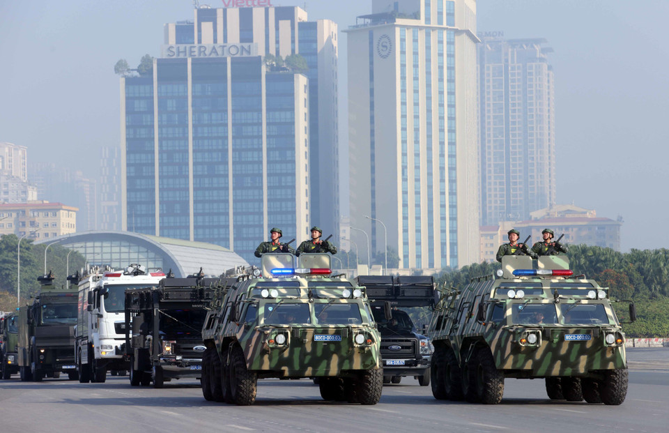 Колонна специальной техники Министерства общественной безопасности участвует в параде на церемонии. (Фото: ВИА)