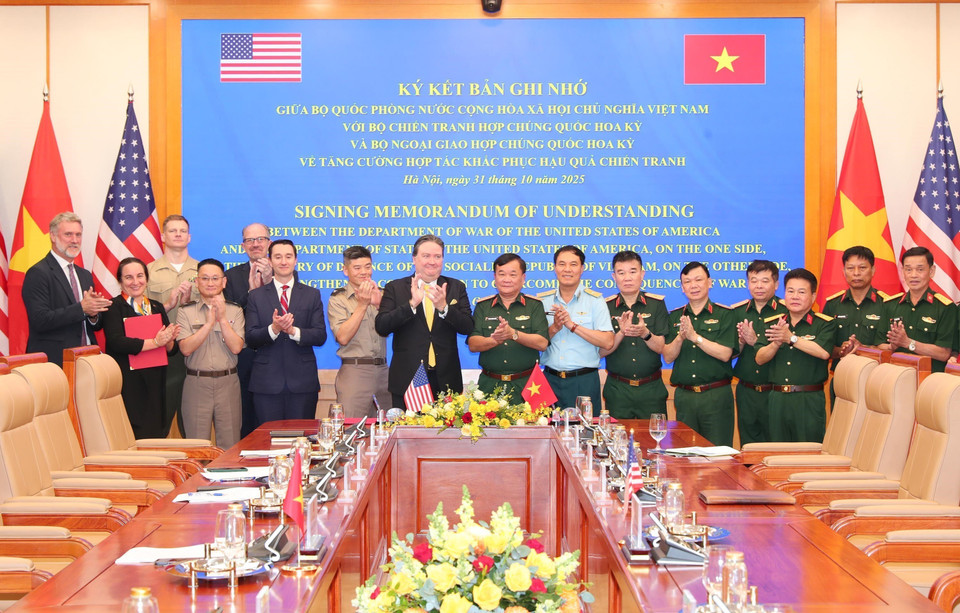 Генерал-полковник Хоанг Суан Тьен, заместитель министра национальной обороны, Посол США во Вьетнаме Марк Кнаппер и делегаты после подписания. (Фото: ВИА)