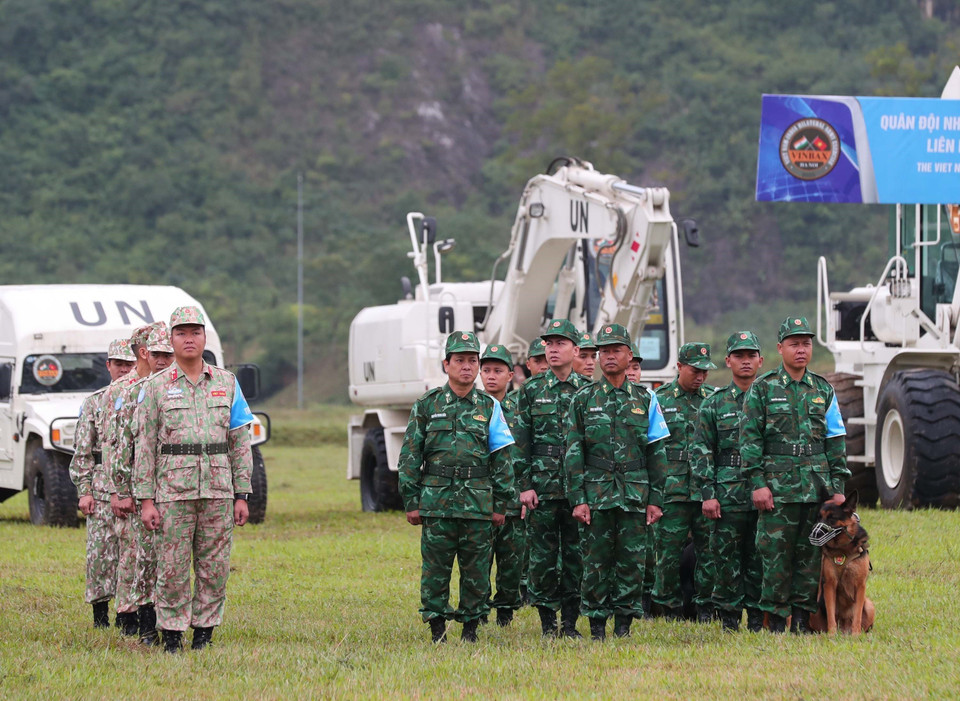 Офицеры и военнослужащие различных родов войск Вьетнамской народной армии принимают участие в учениях. (Фото: ВИА)