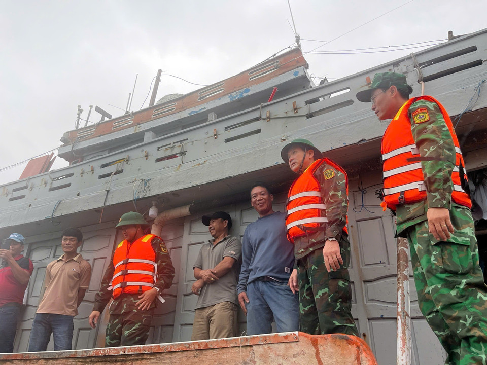 Пограничные войска провинции Жалай призывают рыбаков подняться на берег, чтобы укрыться от тайфуна. (Фото: ВИА)