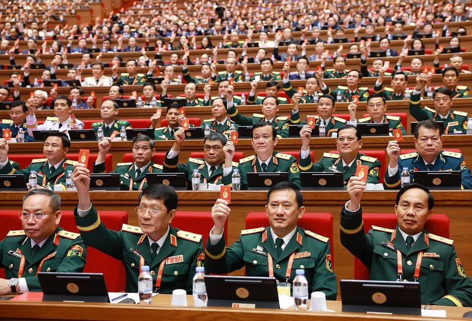 Делегация партийной организации Народной армии Вьетнама голосует за утверждение списка для выборов. (Фото: ВИА)