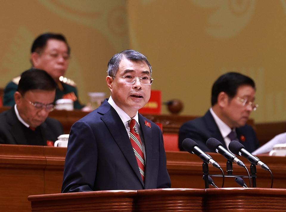 Товарищ Ле Минь Хынг, член Политбюро, секретарь ЦК КПВ, заведующий Отделом ЦК КПВ по организационной работе, от имени Президиума представляет доклад Центрального комитета КПВ XIII созыва о кадровой работе по формированию Центрального комитета КПВ XIV созыва. (Фото: ВИА)