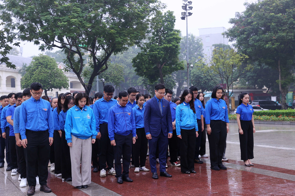Делегаты – члены молодёжных и студенческих организаций столицы воздают дань памяти вождю В. И. Ленину. (Фото: ВИА)