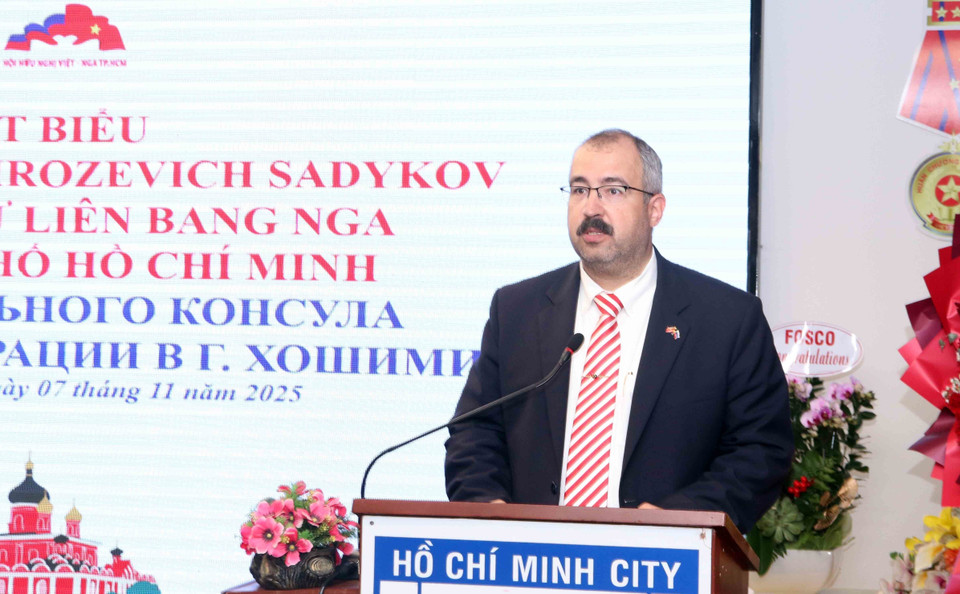 Господин Тимур Сирожевич, Генеральный консул Российской Федерации в городе Хошимине, выступает на торжественной встрече. (Фото: ВИА)
