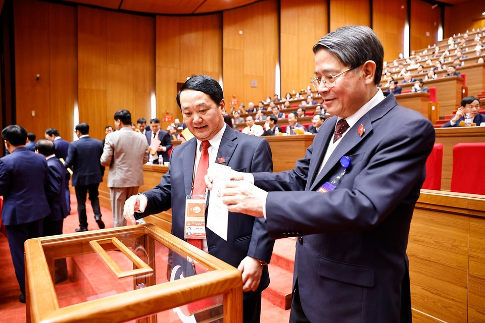 Руководители Партии и Государства голосуют за избрание Центрального комитета КПВ XIV созыва. (Фото: ВИА)