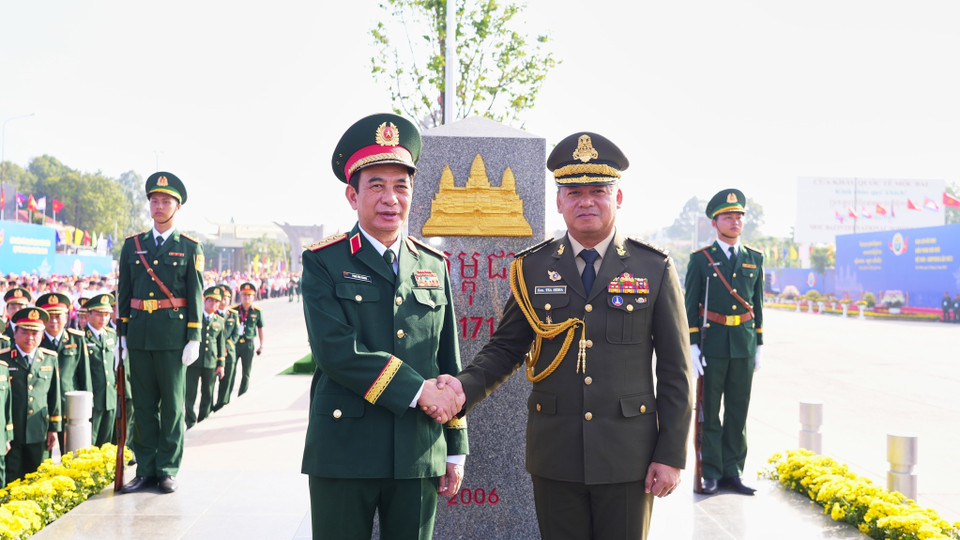 Генерал армии Фан Ван Жанг, министр национальной обороны Вьетнама, и генерал армии Тиа Сеиа, заместитель премьер-министра, министр национальной обороны Королевства Камбоджа, делают памятный снимок у пограничного столба №171 в международном пункте пропуска Бавет (Камбоджа). (Фото: ВИА)