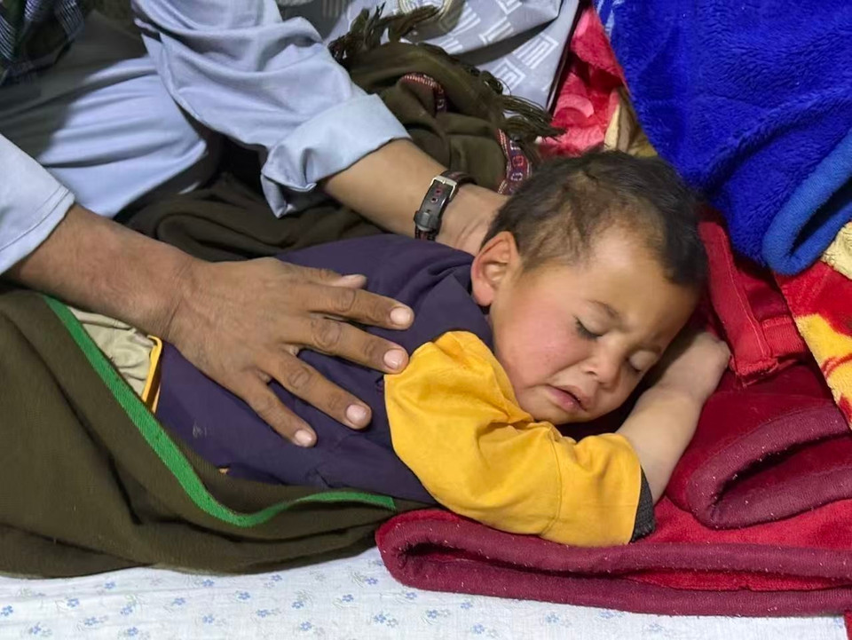 По меньшей мере 20 человек погибли и 320 пострадали в результате землетрясения магнитудой 6,3, произошедшего ранним утром 3 ноября 2025 года в районе города Мазари-Шариф на севере Афганистана. Геологическая служба США (USGS) сообщила, что очаг землетрясения залегал на глубине около 28 км, а эпицентр находился вблизи городов Мазари-Шариф и Хульм провинции Балх. (Фото: Синьхуа/ВИА)