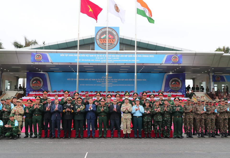 Генерал-полковник Фунг Ши Тан, заместитель начальника Генерального штаба Вьетнамской народной армии, и господин Раджеш Кумар Сингх, секретарь по вопросам обороны Индии, вместе с представителями органов, подразделений и военнослужащими обеих стран присутствуют на открытии. (Фото: ВИА)