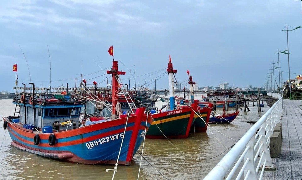 Корабли и лодки укрываются от шторма на реке Нятле (квартал Донгхоай, провинция Куангчи). (Фото: ВИА)