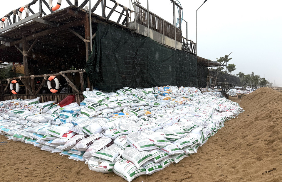 Жители прибрежного квартала Туйхоа завершили укрепление домов, производственных и торговых объектов. (Фото: ВИА)