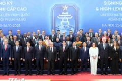 Президент Лыонг Кыонг и Генеральный секретарь ООН Антониу Гутерриш вместе с главами делегаций сфотографировались на совместном фото. (Фото: ВИА)