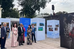Делегаты знакомятся с выставочным пространством (Фото: baochinhphu.vn)