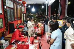 Туристы посещают пространство каллиграфии в районе Тхуанхоа города Хюэ в период Тэта Бинь Нго 2026 года (Фото: ВИА)