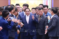Премьер-министр Фам Минь Тьинь с представителями бизнеса участвуют круглый стол по развитию частной экономики (Фото: ВИА)