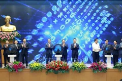 Премьер-министр Фам Минь Тинь и делегаты открывают Национальный правовой портал (Фото: ВИА)