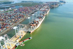 Погрузка и разгрузка контейнерных грузов в одном из морских портов корпорации VIMC (Фото: Вьетнам+)