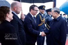Чиновники Новой Зеландии встречают Генсекретаря, Президента То Лама в международном аэропорту Окленда (Фото: ВИА)