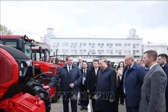 Генсек То Лам и премьер-министр Беларуси Александр Турчин посетили Минский тракторный завод (Фото: ВИА)